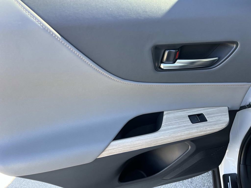 Used 2024 Toyota Venza XLE image 18