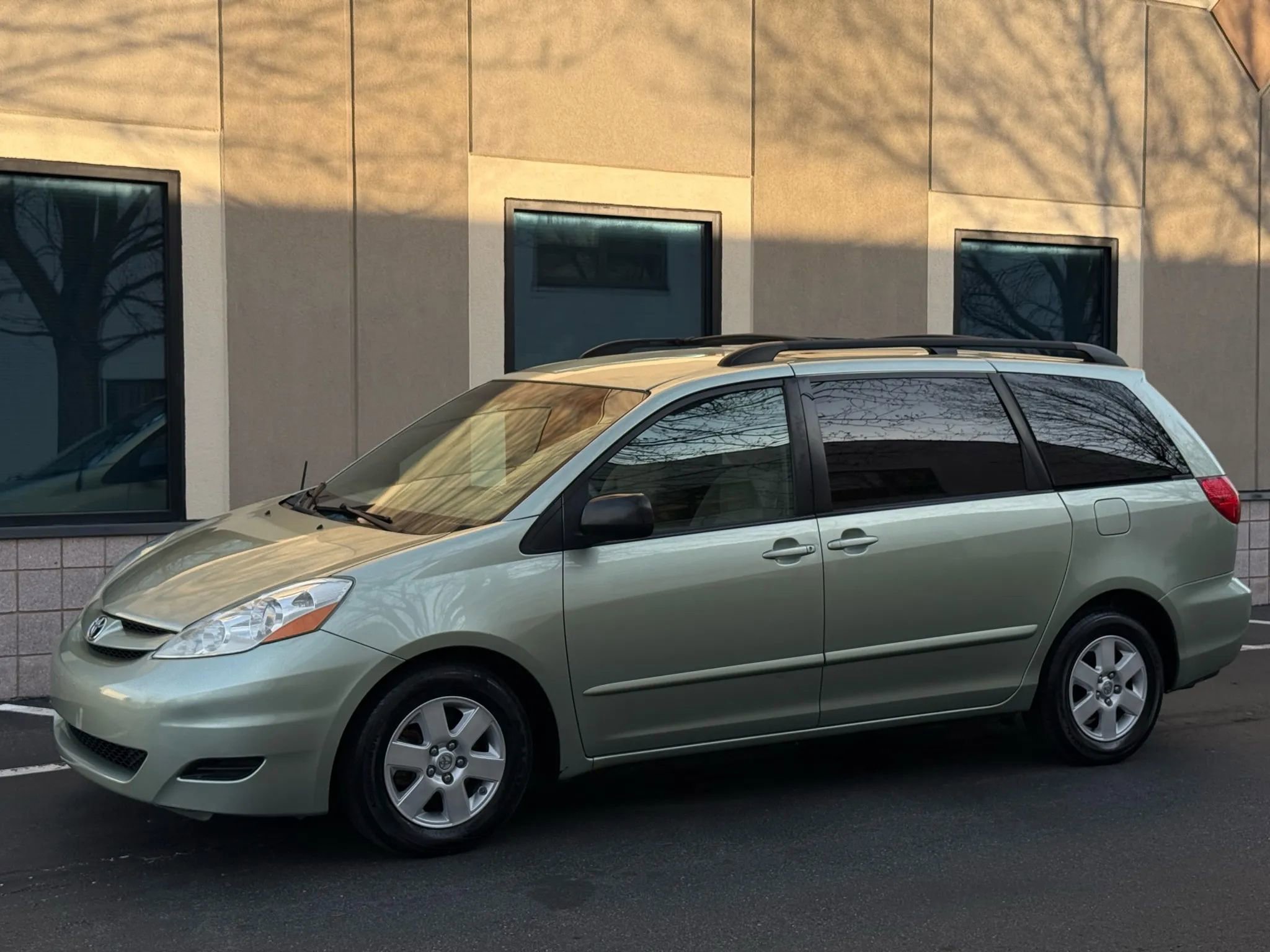 Used 2010 Toyota Sienna LE image 3