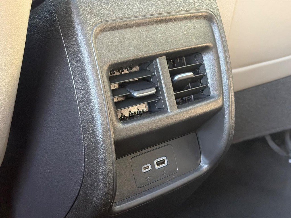 Certified 2022 Cadillac XT4 Luxury w/ Driver Awareness Package FWD image 9