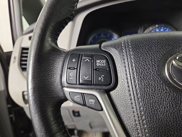 Used 2015 Toyota Sienna XLE w/ Four Season Floor Mat Package image 22