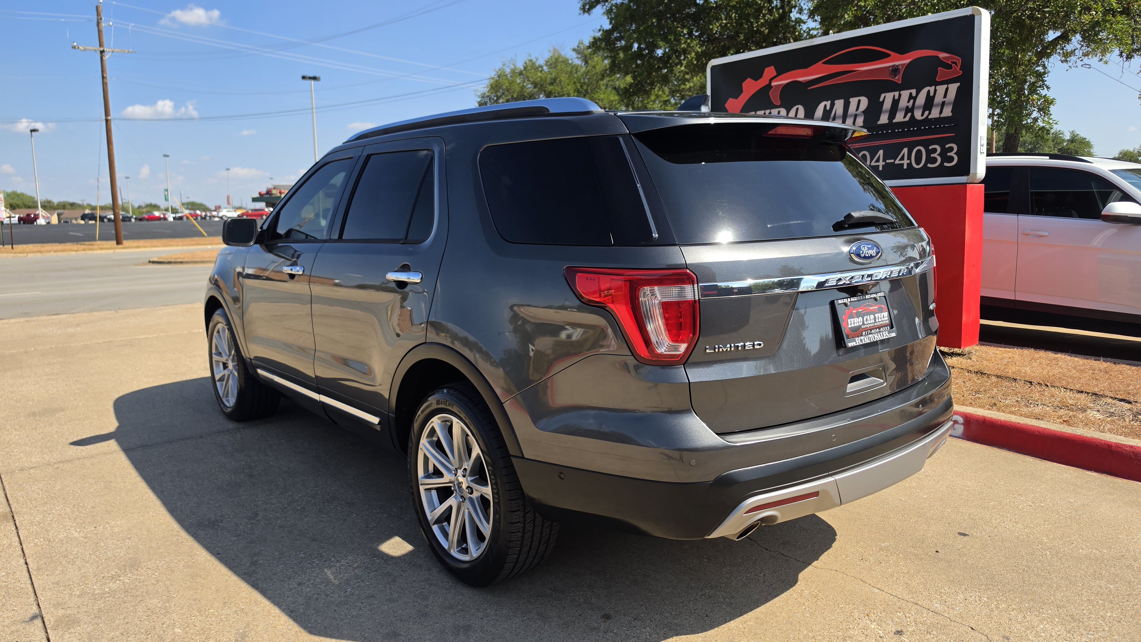 Used 2017 Ford Explorer Limited w/ Equipment Group 301A AWD/4WD image 3