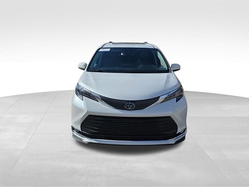 Used 2024 Toyota Sienna XLE image 2