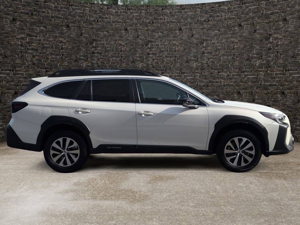 Used 2023 Subaru Outback Premium image 3