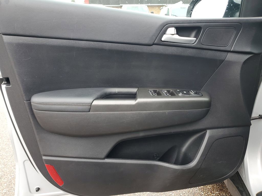 Used 2019 Kia Sportage LX image 11