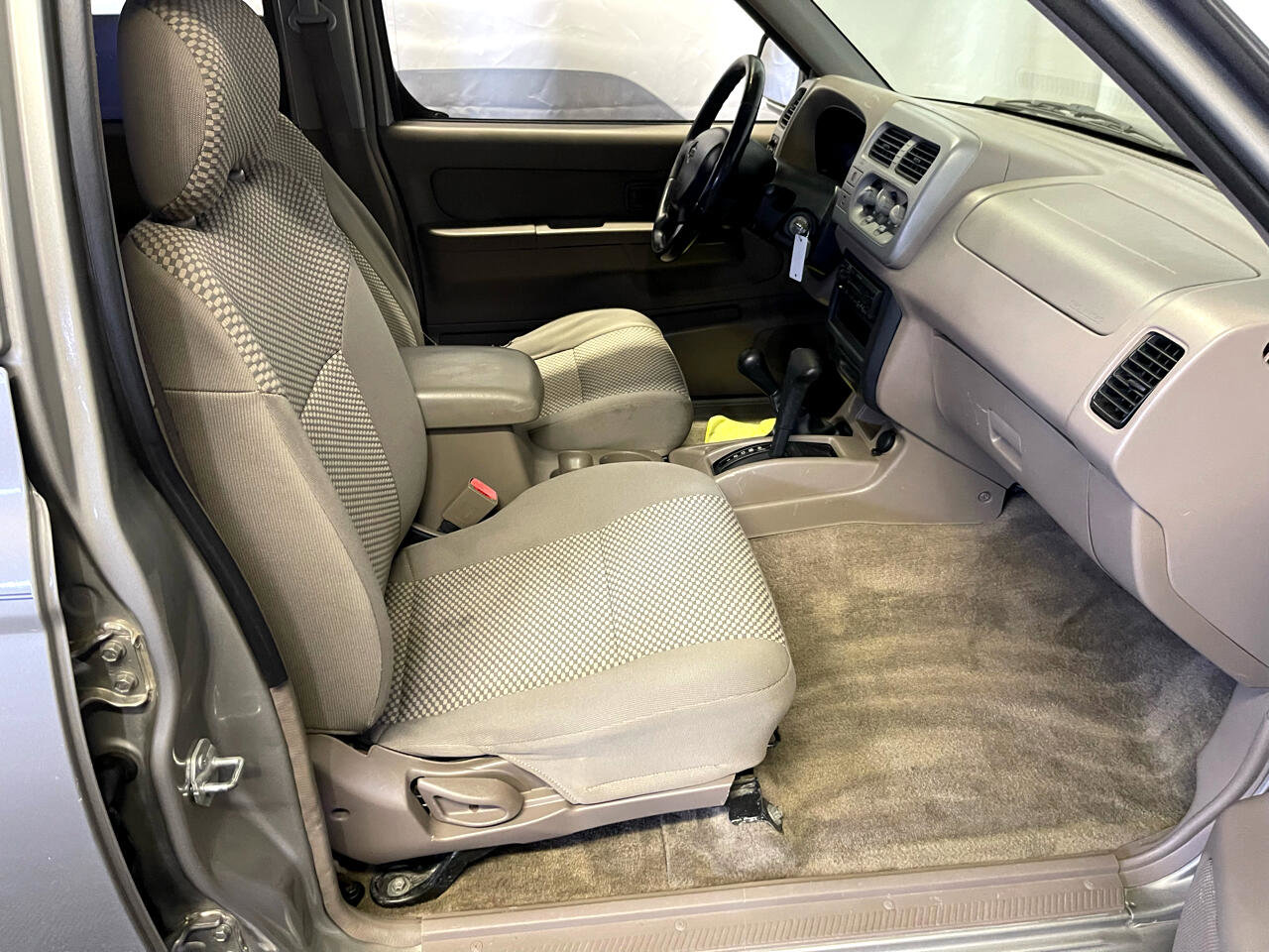 Used 2001 Nissan Frontier SE image 12
