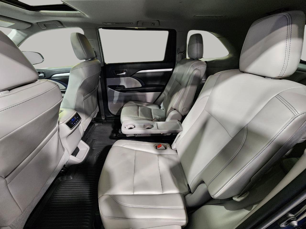 Used 2019 Toyota Highlander XLE AWD/4WD image 27
