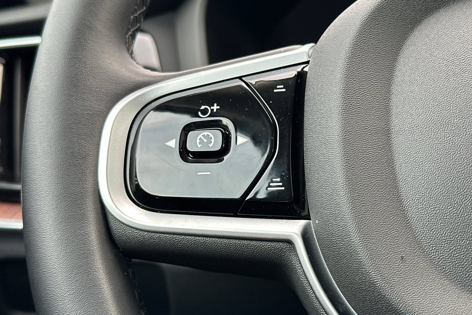 Used 2025 Volvo V60 B5 Cross Country Plus image 26