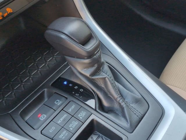 Used 2022 Toyota RAV4 LE AWD/4WD image 15