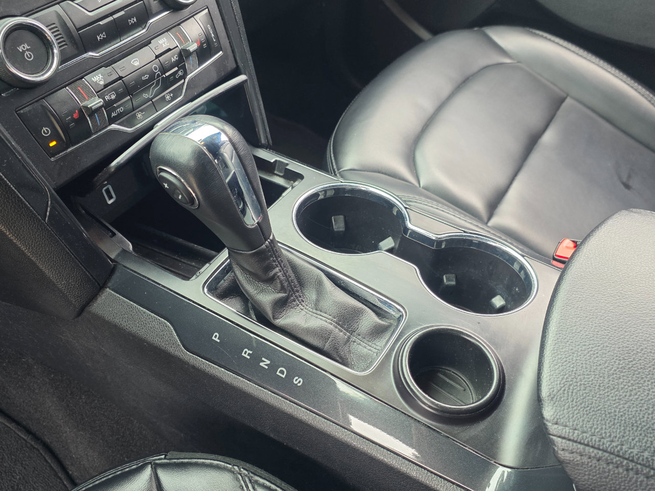 Used 2019 Ford Explorer XLT w/ Equipment Group 202A image 8