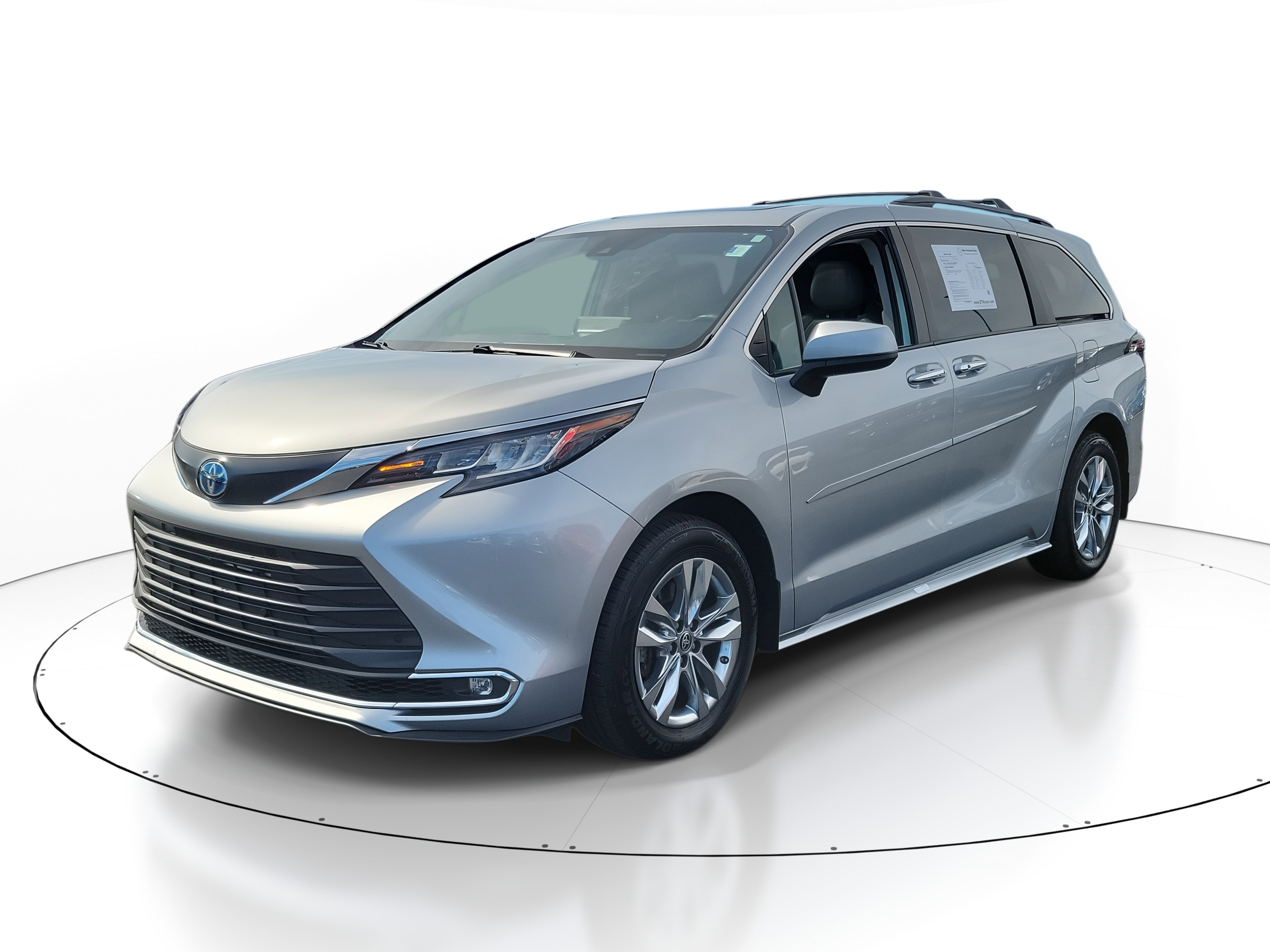Used 2022 Toyota Sienna XLE w/ XLE Plus Package FWD image 2