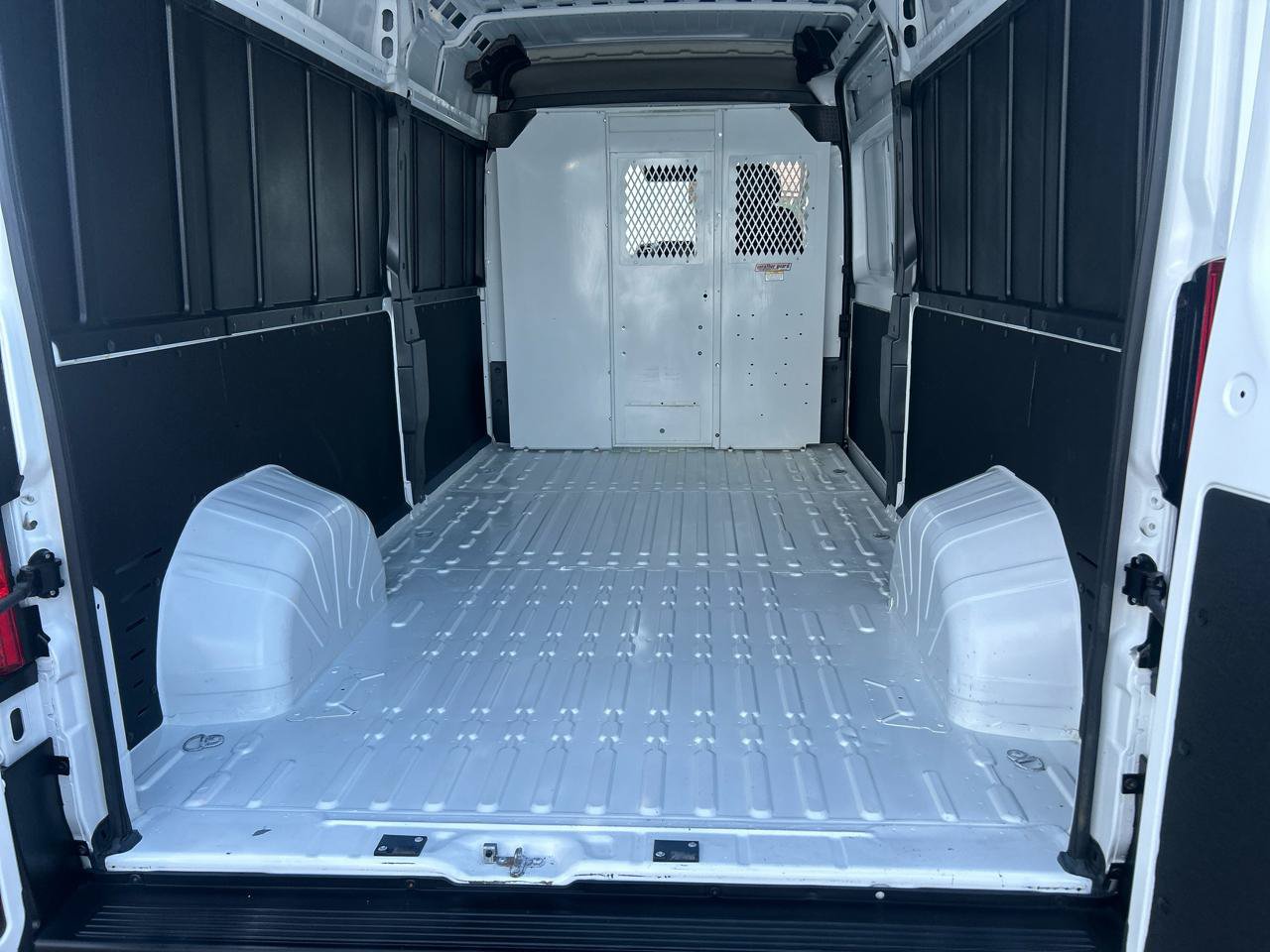 Used 2024 RAM ProMaster 2500 w/ Convenience Group FWD image 9
