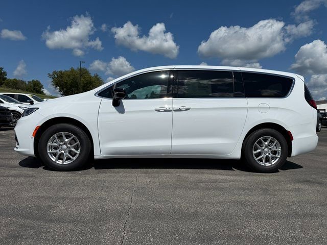 New 2026 Chrysler Pacifica Select image 2