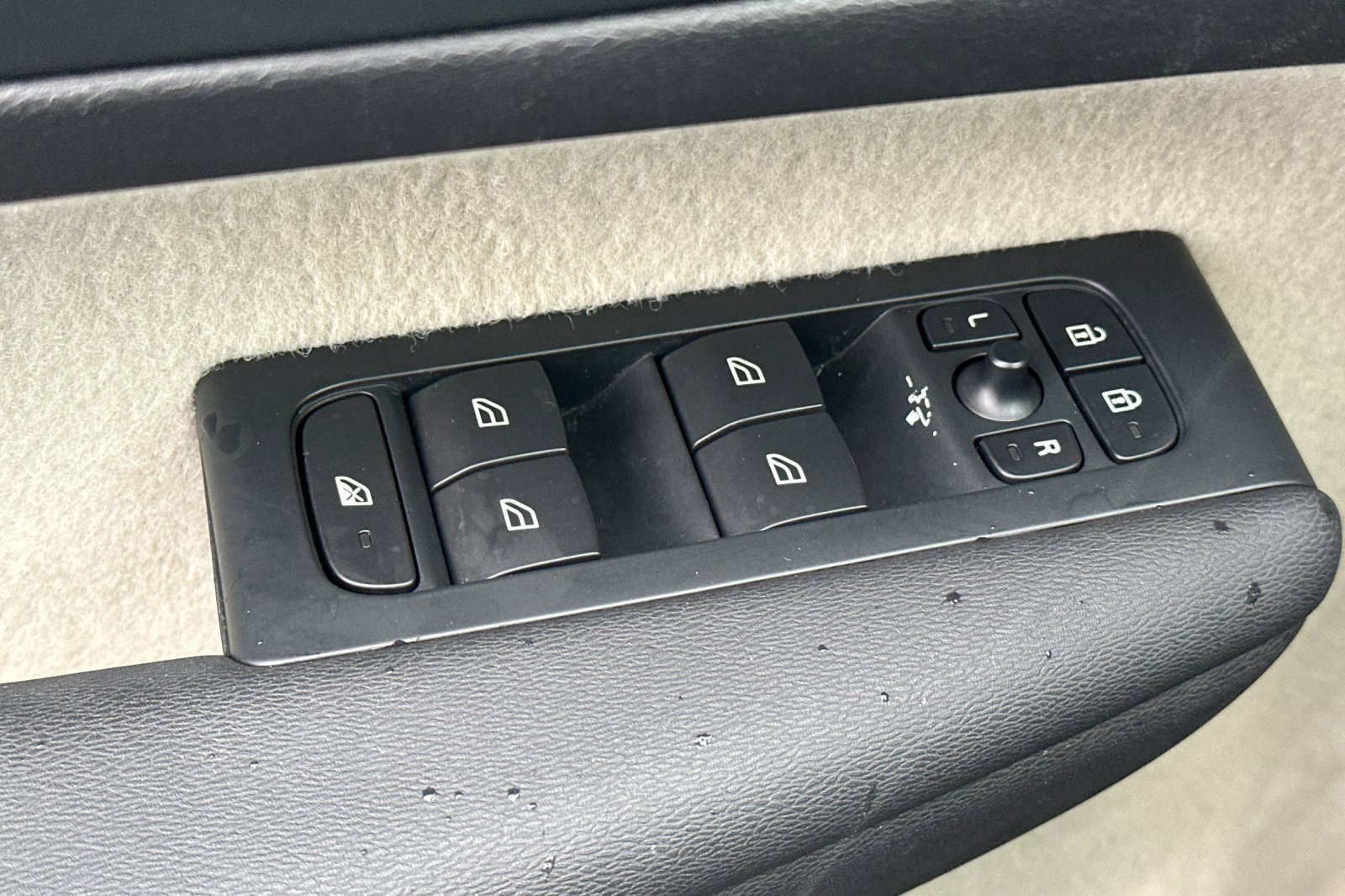 Used 2023 Volvo XC40 B5 Ultimate w/ Protection Package Premier image 15