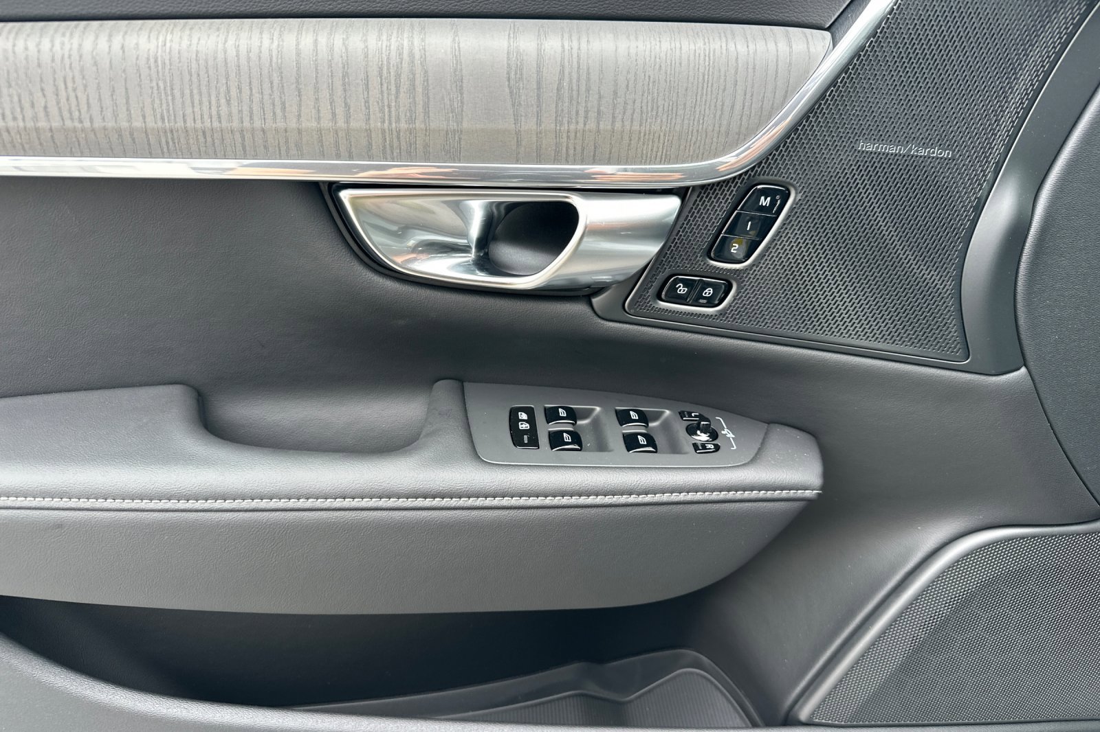 New 2025 Volvo V90 B6 Cross Country Ultra w/ Protection Package Premier image 9