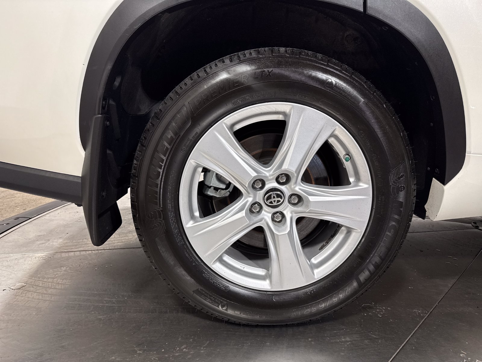 Used 2020 Toyota Highlander LE AWD/4WD image 13