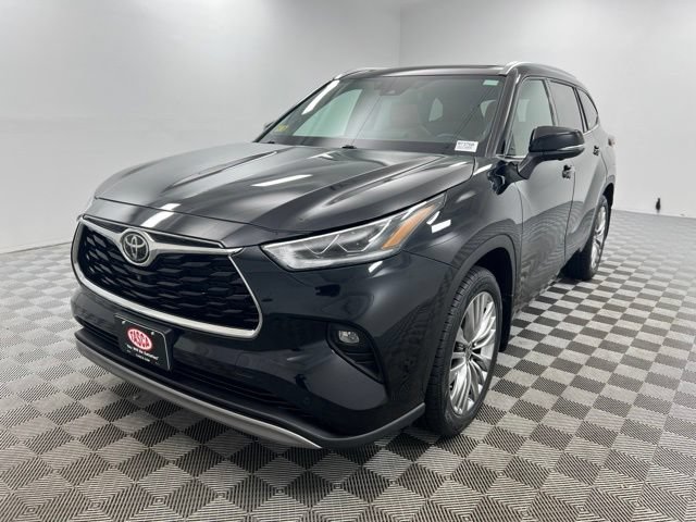Used 2024 Toyota Highlander Platinum AWD/4WD image 2