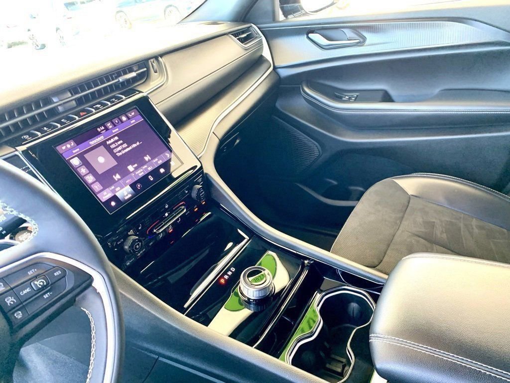 Used 2023 Jeep Grand Cherokee Altitude image 39