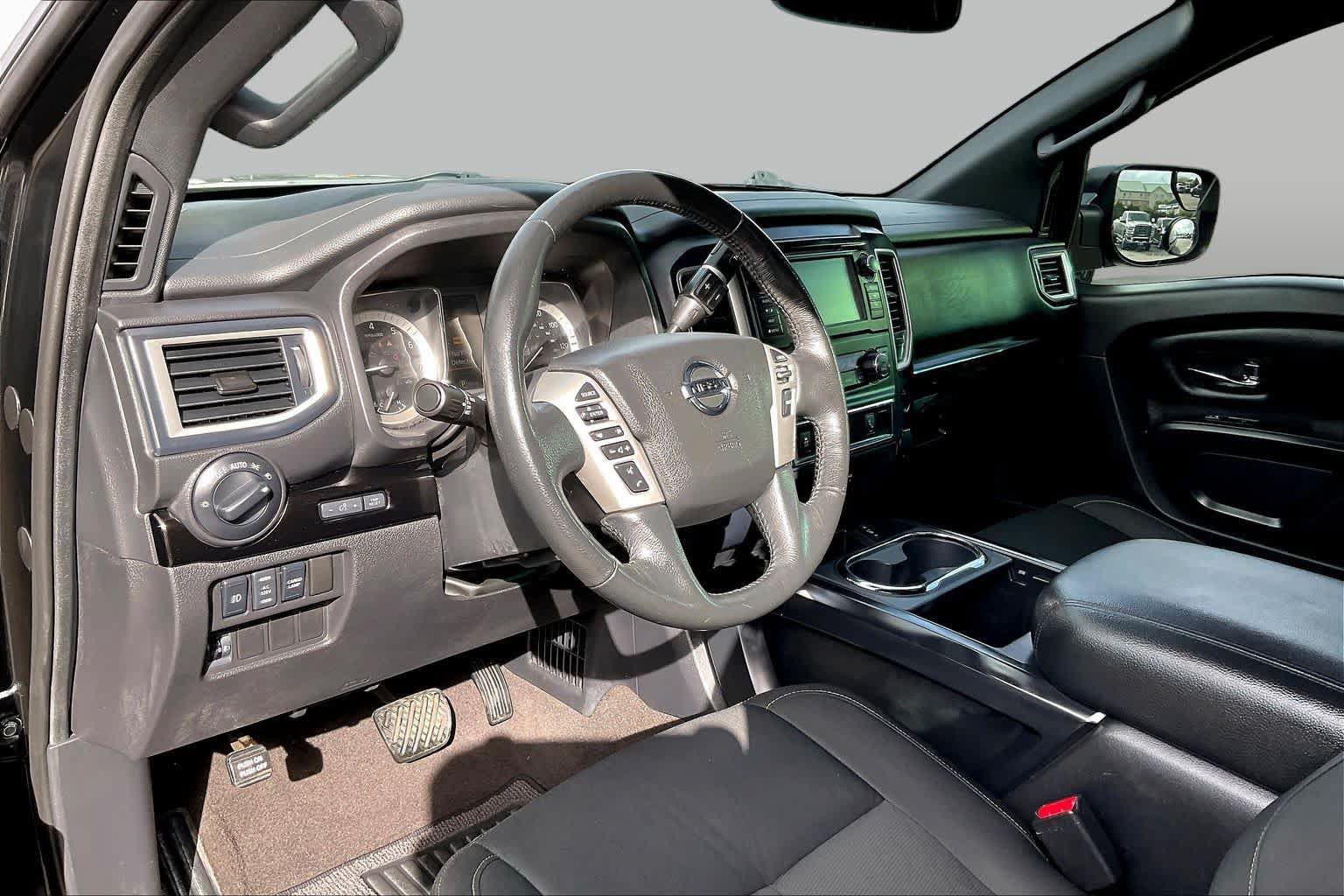 Used 2019 Nissan Titan SV w/ SV Convenience Package RWD image 16