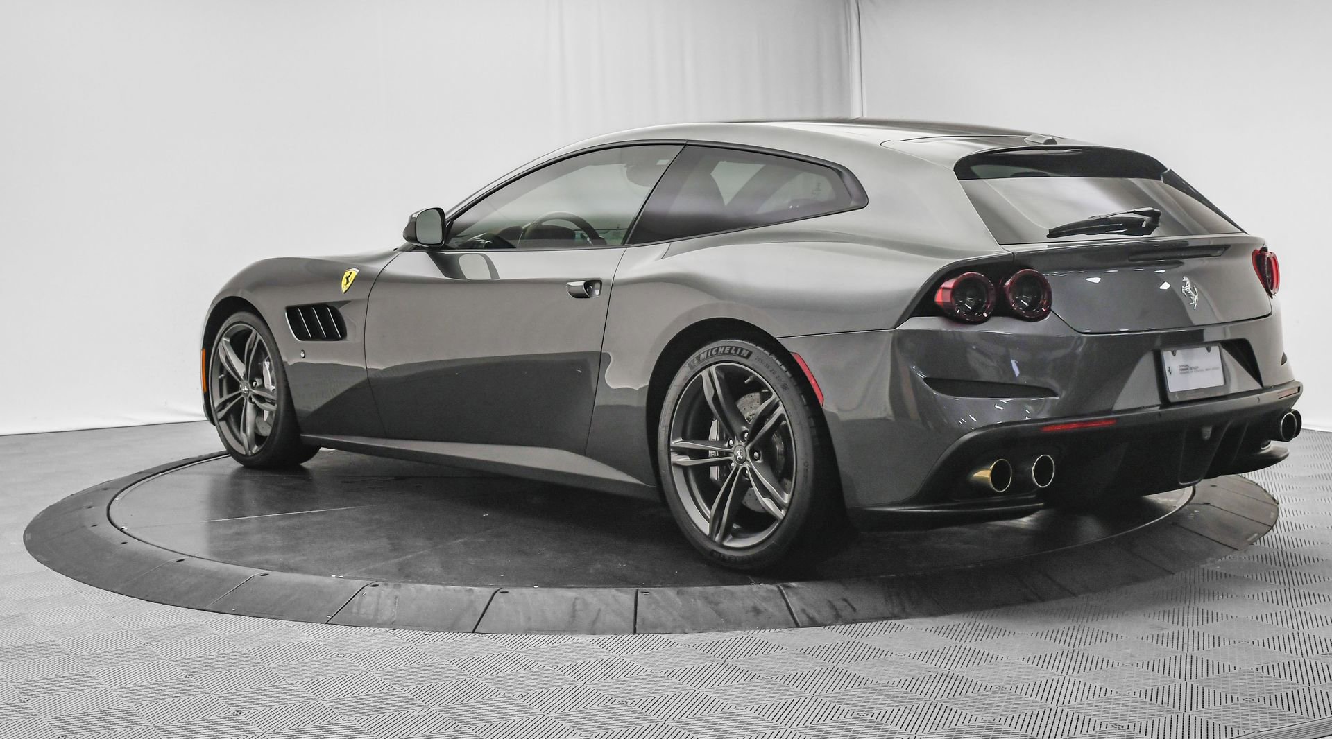 Used 2018 Ferrari GTC4Lusso image 6