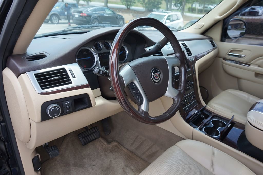 Used 2013 Cadillac Escalade Premium AWD/4WD image 17
