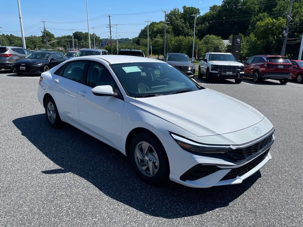 New 2026 Hyundai Elantra SE FWD image 2