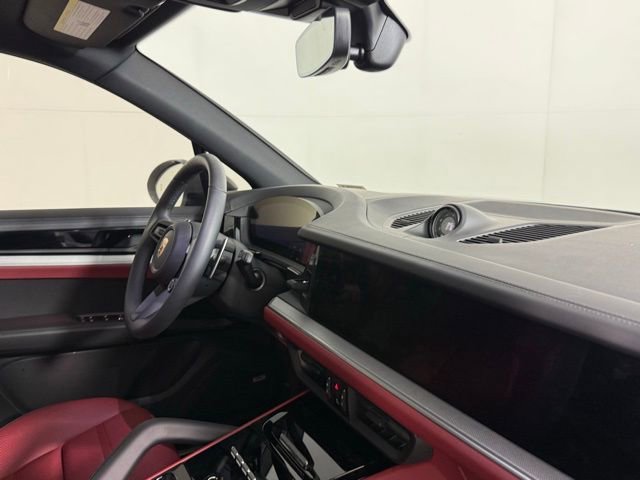Used 2025 Porsche Cayenne S image 32