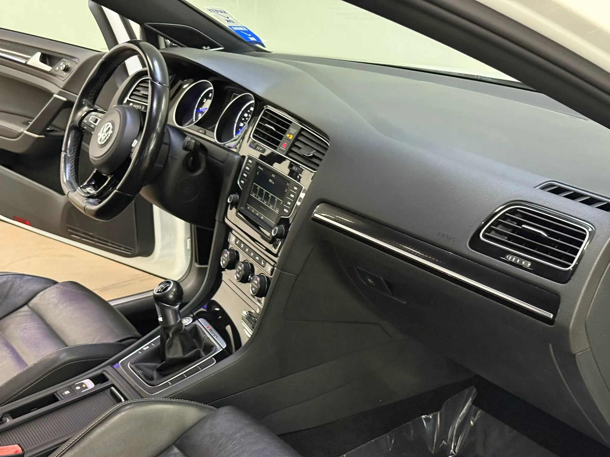 Used 2016 Volkswagen Golf R 4-Door AWD/4WD image 10