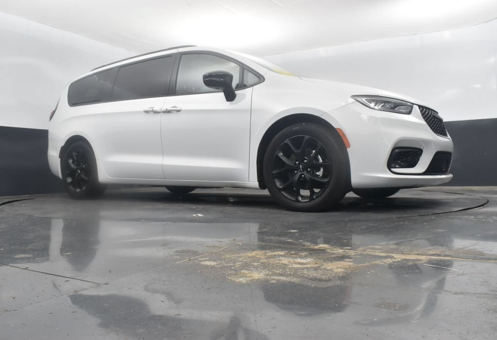 Used 2025 Chrysler Pacifica Limited FWD image 49