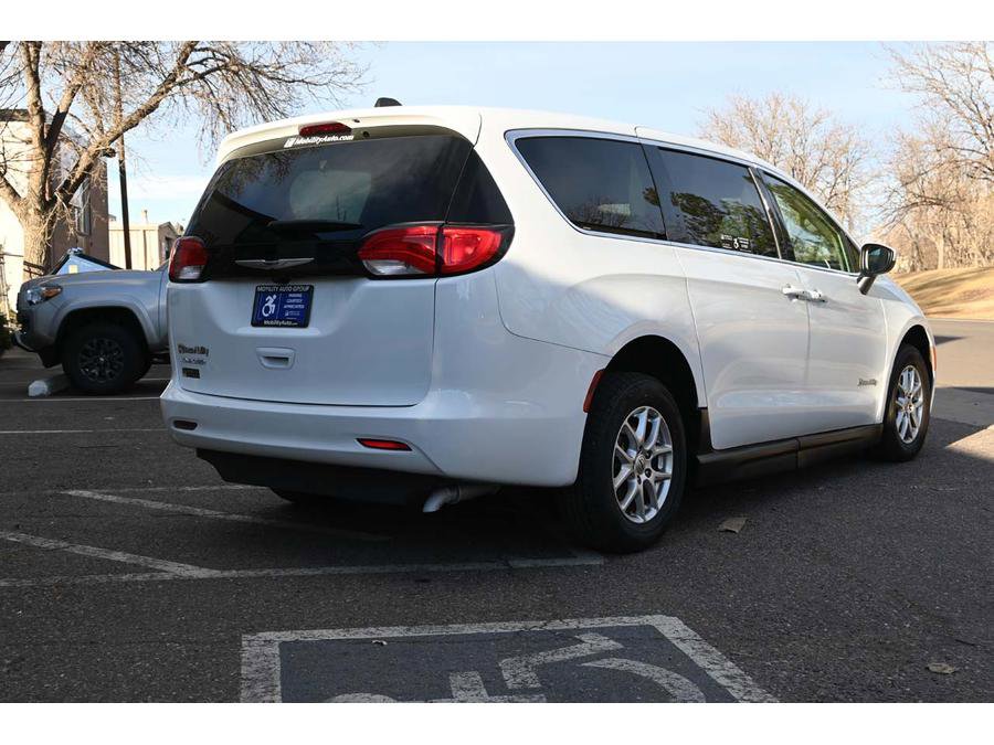 Used 2023 Chrysler Voyager LX image 6