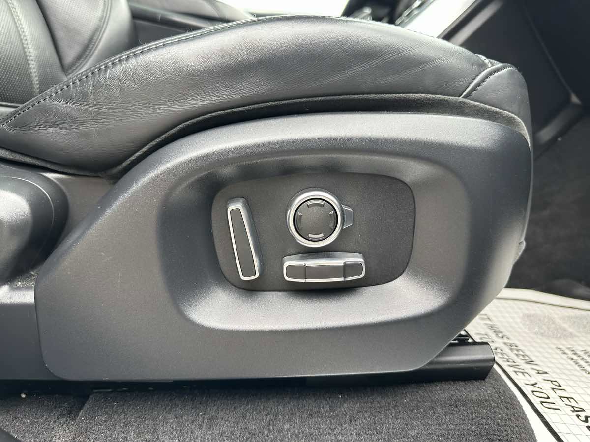 Used 2016 Land Rover Range Rover Sport HSE image 32