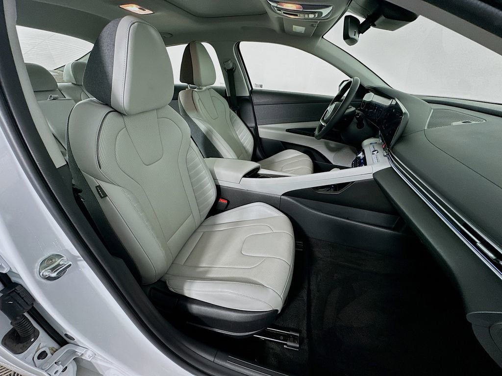 Used 2023 Hyundai Elantra Limited w/ Preferred Accessory Package image 28