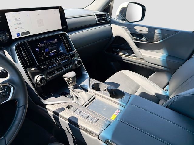 Used 2025 Lexus LX 600 4WD w/ Accessory Package (2T) image 23