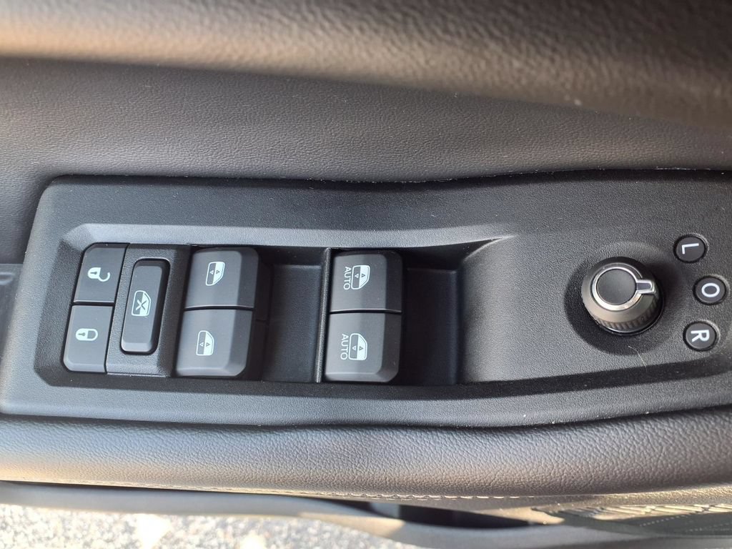 Used 2024 Jeep Grand Cherokee Altitude RWD image 11