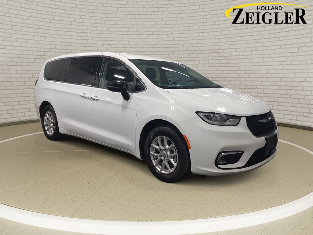 Used 2024 Chrysler Pacifica Touring-L FWD image 3