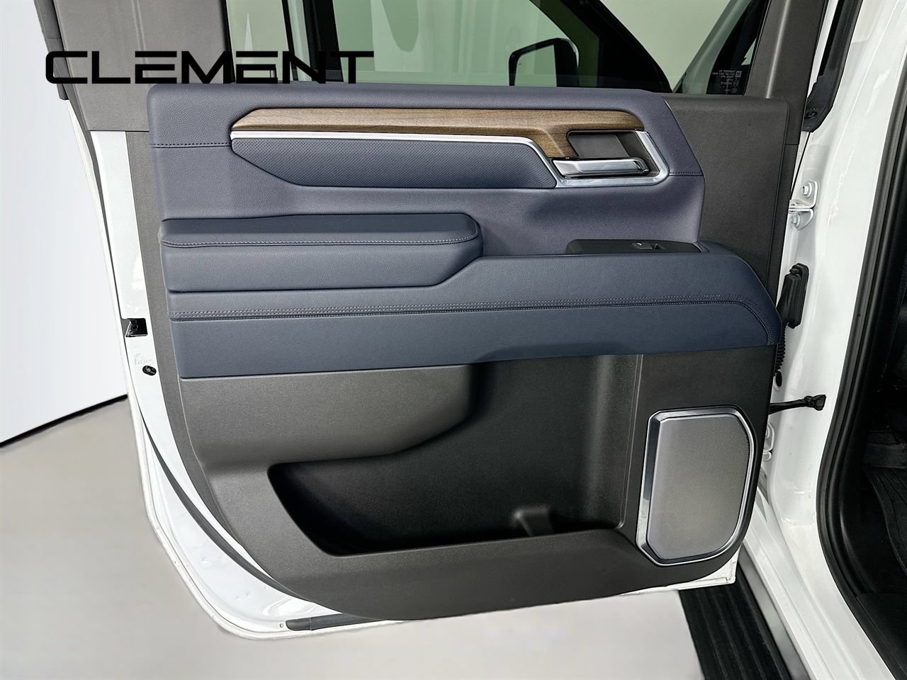 Used 2024 Chevrolet Silverado 2500 High Country w/ High Country Premium Package AWD/4WD image 32