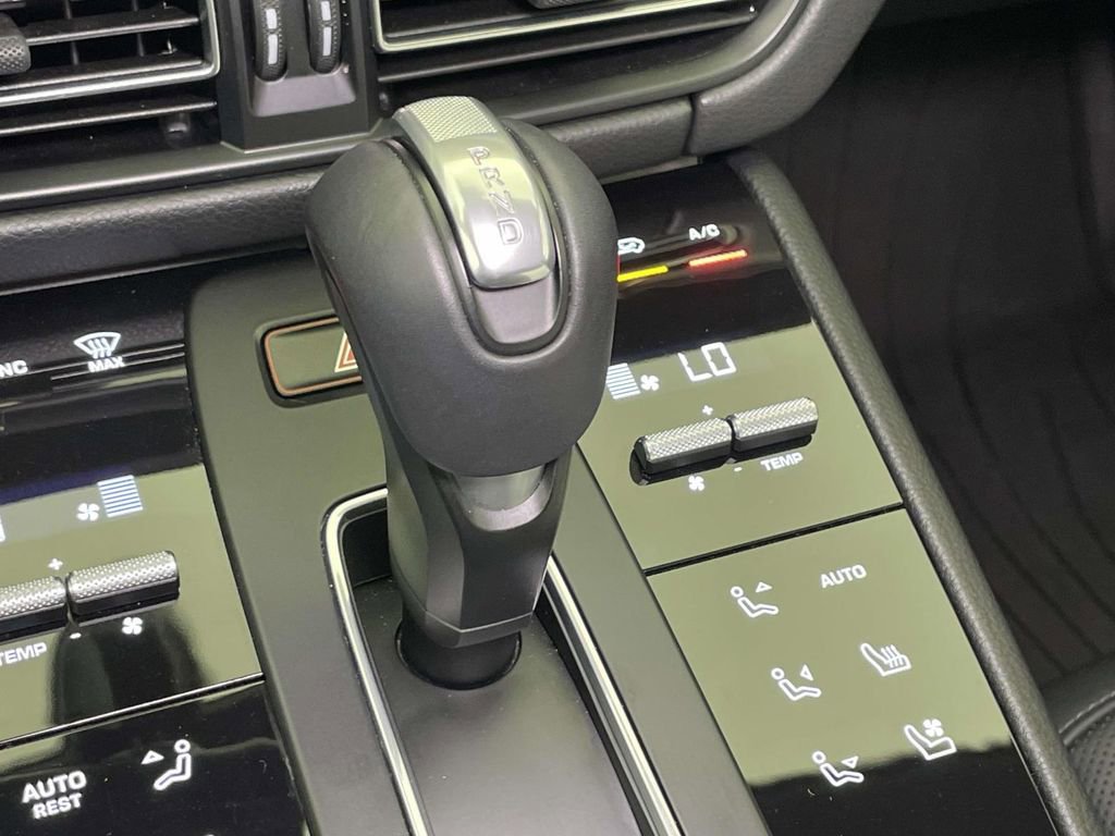 Certified 2025 Porsche Macan AWD/4WD image 35