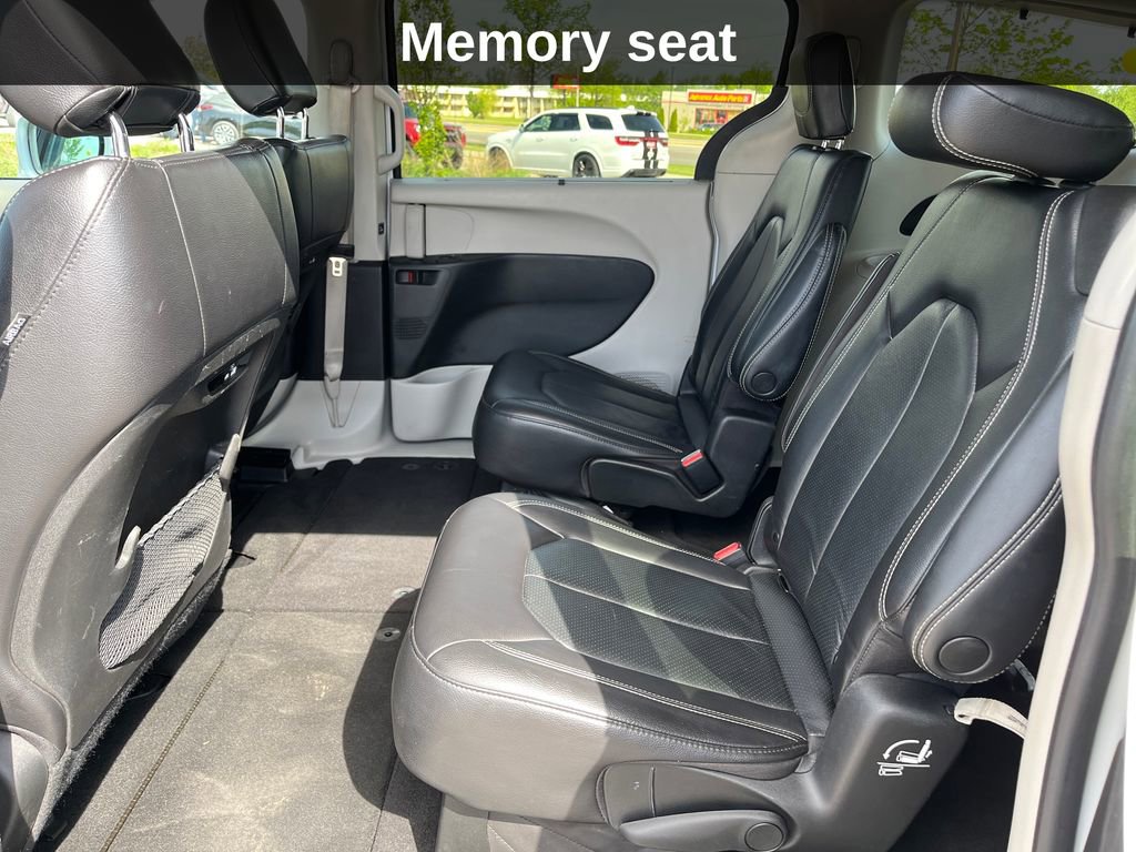 Used 2022 Chrysler Pacifica Touring-L FWD image 16