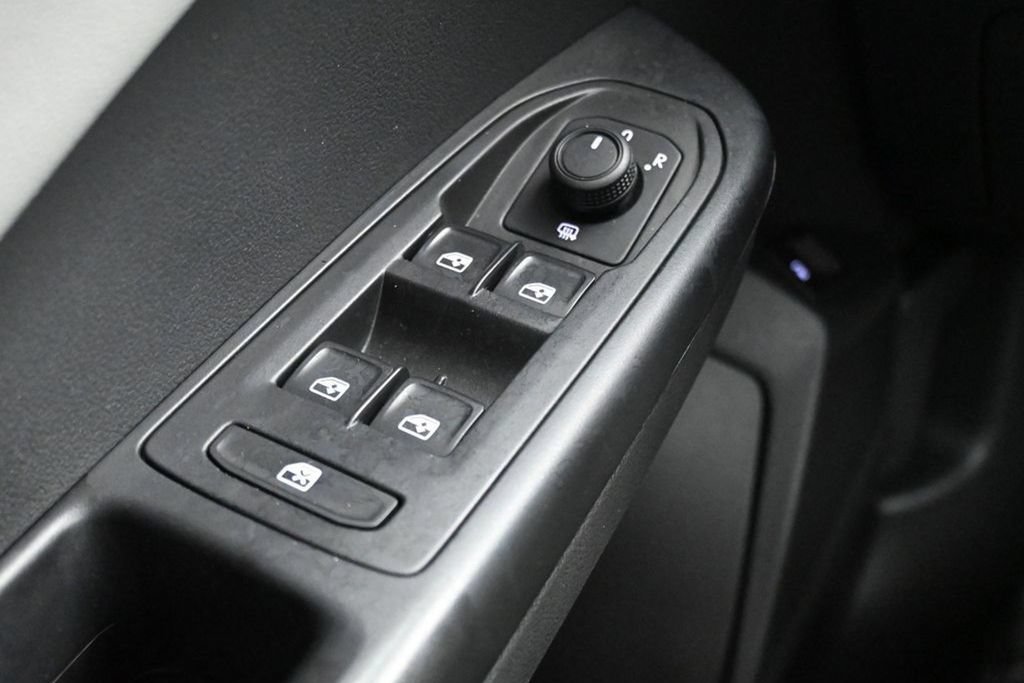 Used 2023 Volkswagen Taos SE w/ Panoramic Sunroof Package FWD image 18