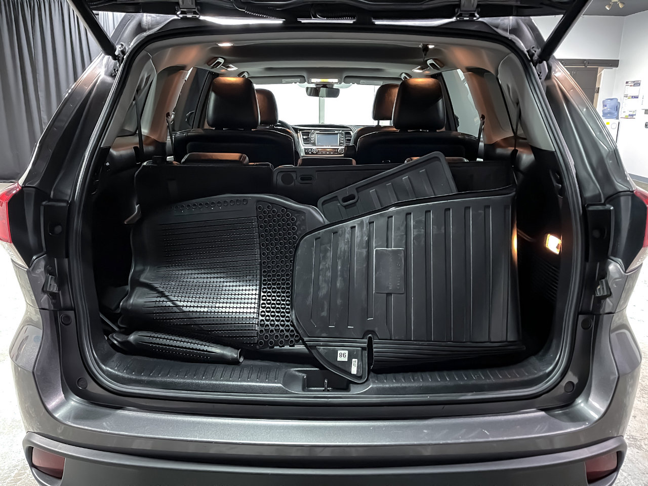 Used 2018 Toyota Highlander XLE image 9