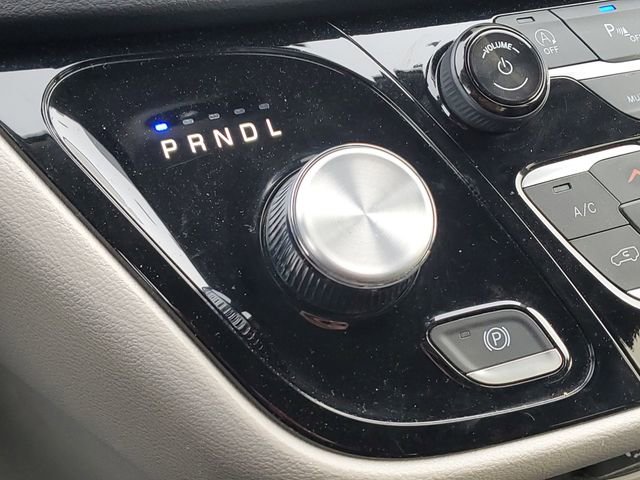 Used 2024 Chrysler Pacifica Touring-L image 17