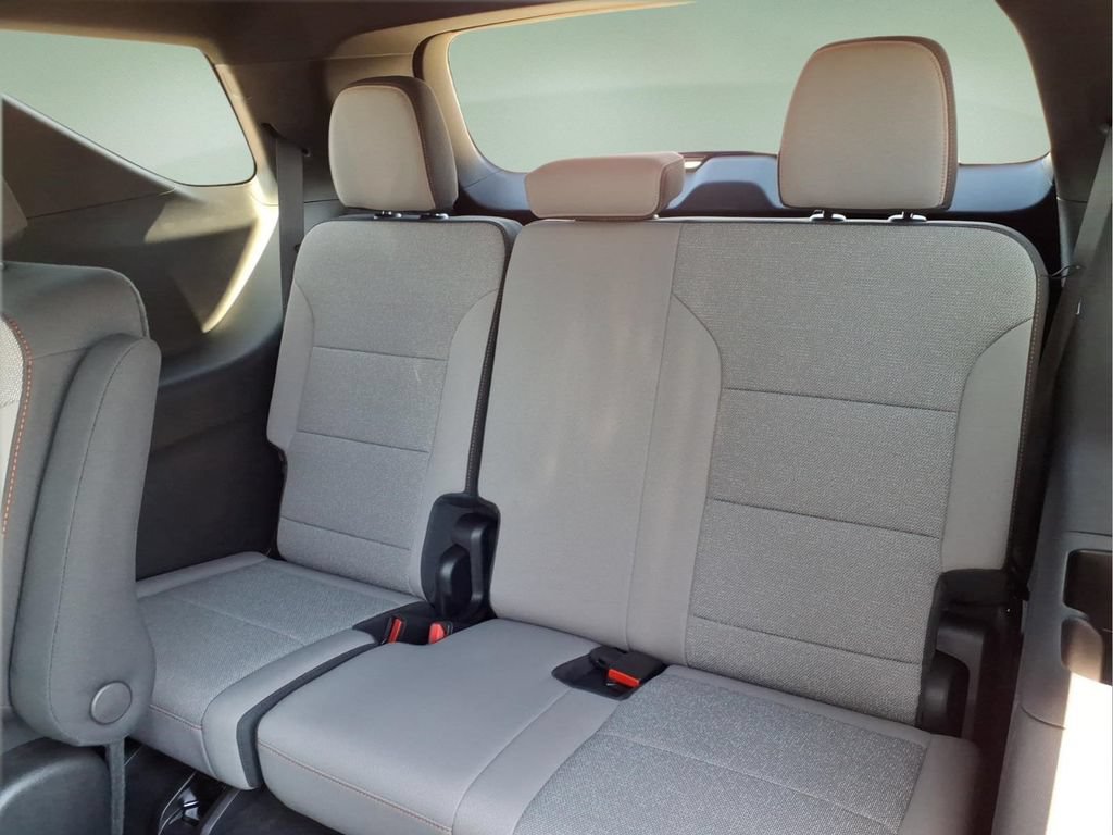 Used 2025 Chevrolet Traverse LT FWD image 17