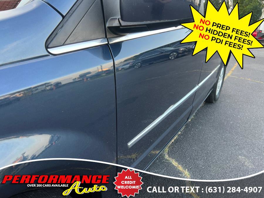 Used 2009 Chrysler Town & Country Touring image 6