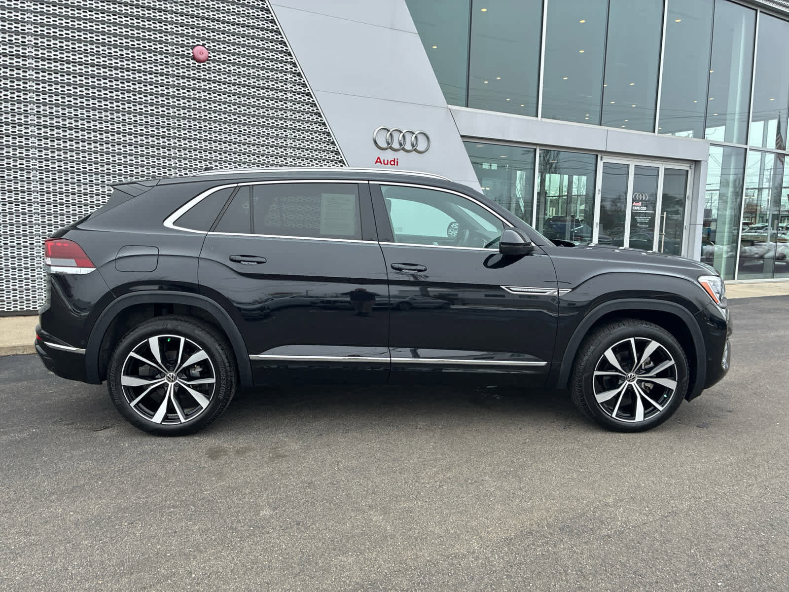 Used 2024 Volkswagen Atlas Cross Sport SEL Premium R-Line image 9