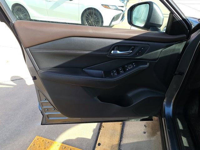 Used 2022 Nissan Rogue SL w/ SL Premium Package image 11