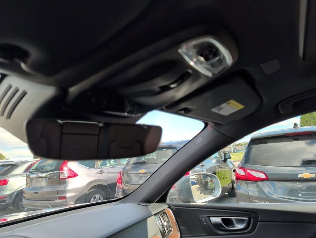 Used 2021 Volvo XC60 T5 Momentum image 13