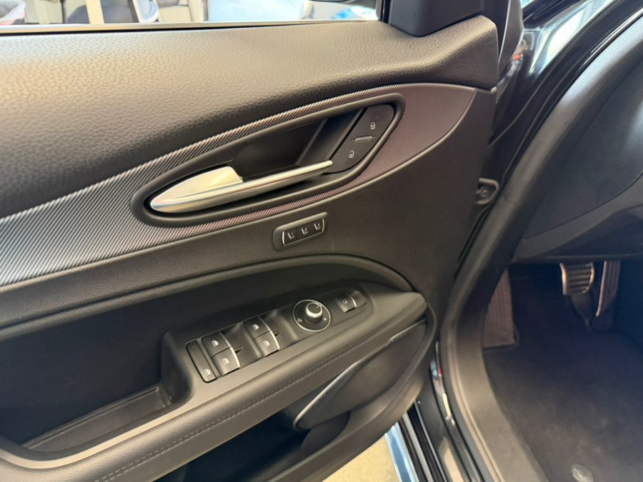 Used 2023 Alfa Romeo Stelvio Veloce AWD/4WD image 18