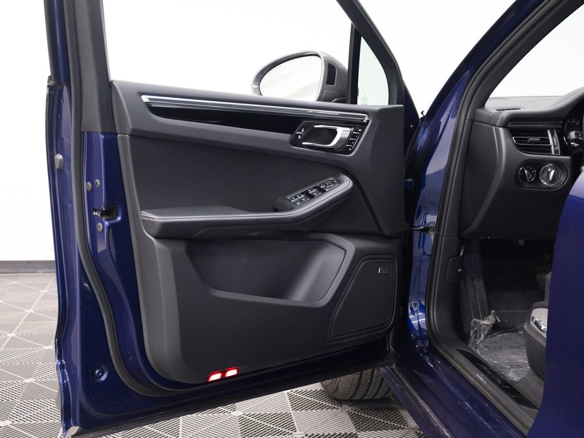 Certified 2025 Porsche Macan Turbo image 13