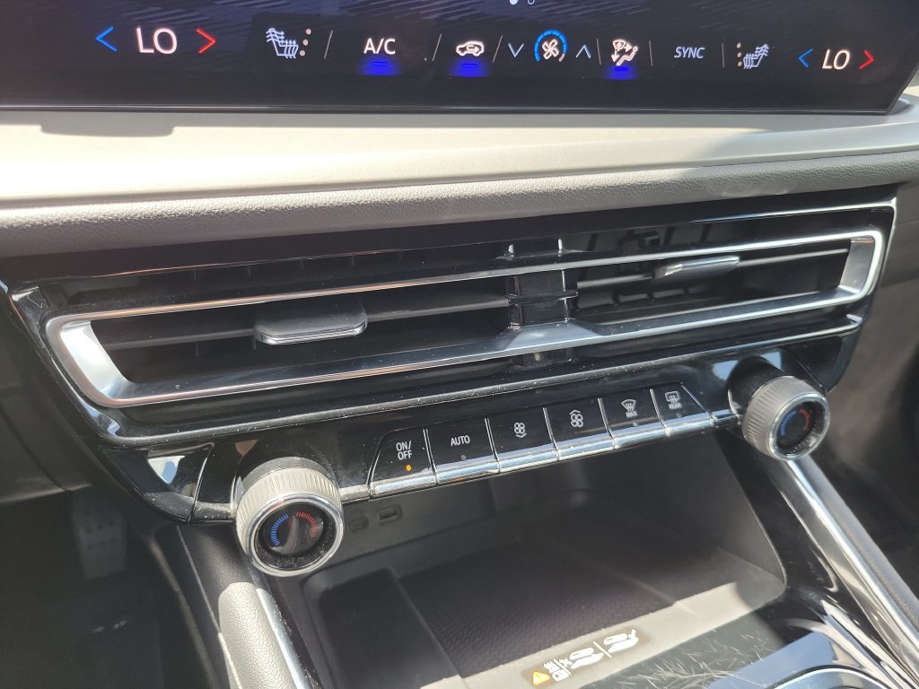 Used 2025 Chevrolet Traverse LT FWD image 36
