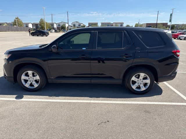 Used 2023 Honda Pilot LX image 2