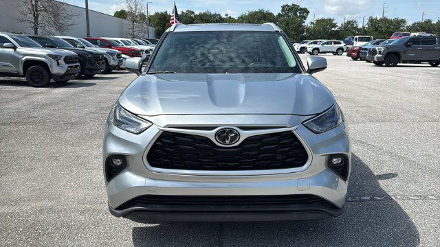 Used 2023 Toyota Highlander XLE FWD image 2